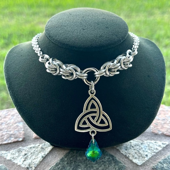 Handmade maille choker necklace celtic knot charm & green austrian crystal - Picture 10 of 16